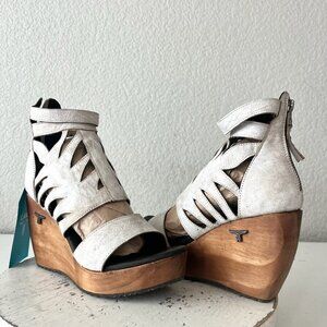 Lane Boots BECCA Wedges Womens Sz 5 Western Cowgirl White Wooden Heeled Sandals